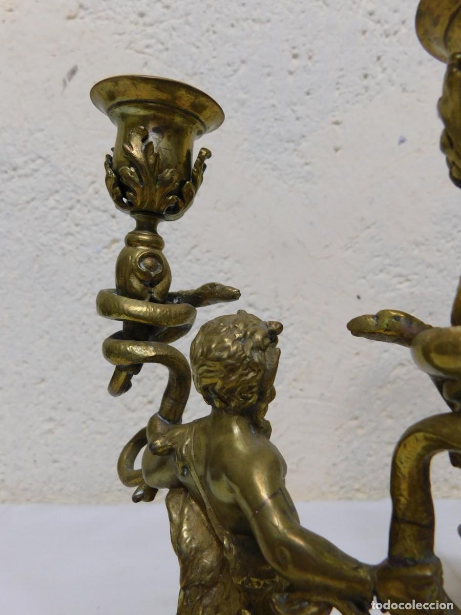 Antig&uuml;edades: PAREJA DE CANDELABROS DE BRONCE - Foto 13