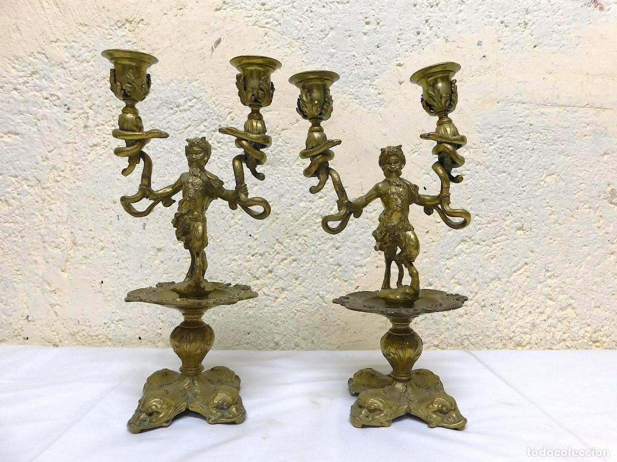 Antig&uuml;edades: PAREJA DE CANDELABROS DE BRONCE - Foto 1