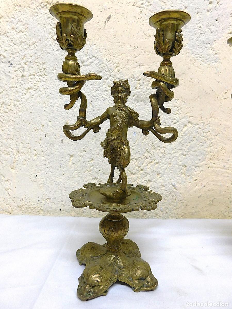 Antig&uuml;edades: PAREJA DE CANDELABROS DE BRONCE - Foto 2