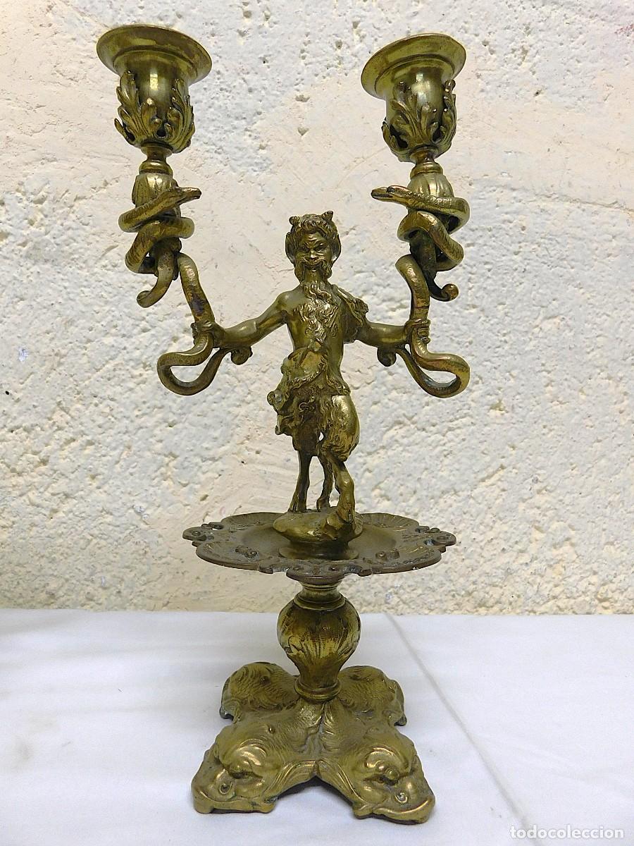 Antig&uuml;edades: PAREJA DE CANDELABROS DE BRONCE - Foto 3