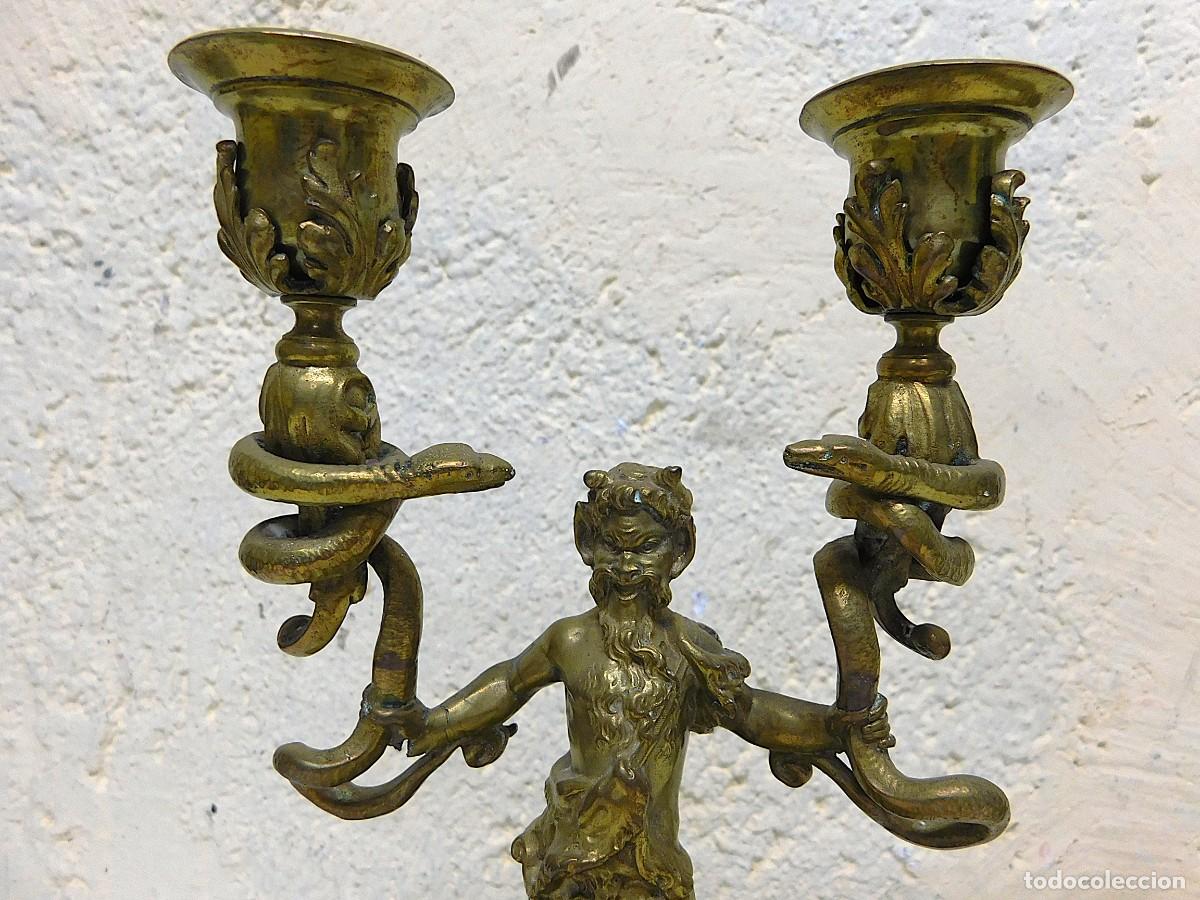 Antig&uuml;edades: PAREJA DE CANDELABROS DE BRONCE - Foto 4