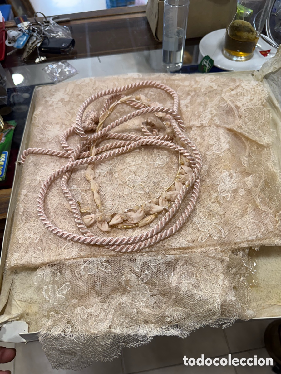 Antig&uuml;edades: Preciosa caja con complementos de comuni&oacute;n, seda - Foto 2