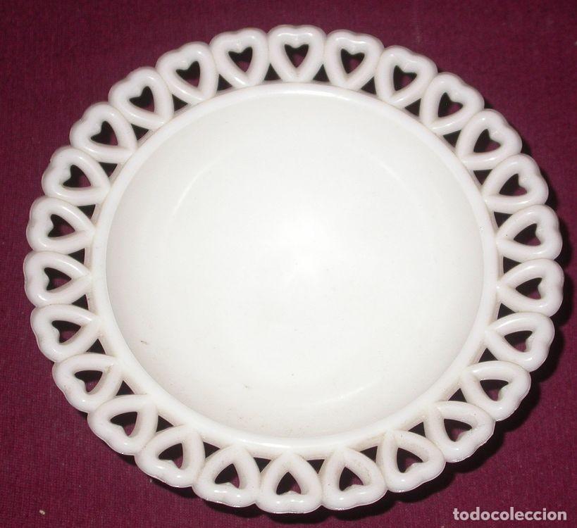 Antig&uuml;edades: Opalina con borde corazones calado, 13 cm - Foto 2
