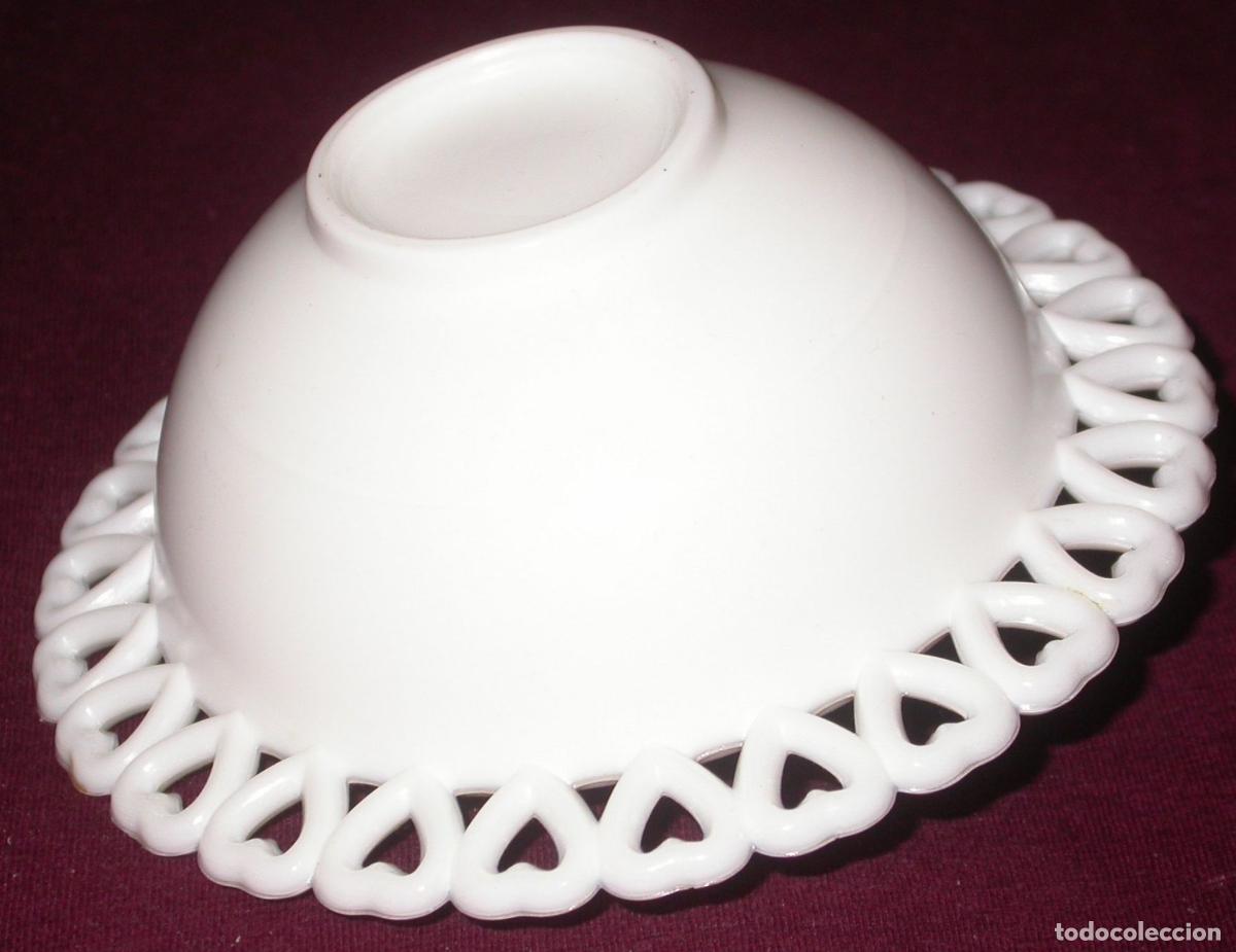 Antig&uuml;edades: Opalina con borde corazones calado, 13 cm - Foto 1
