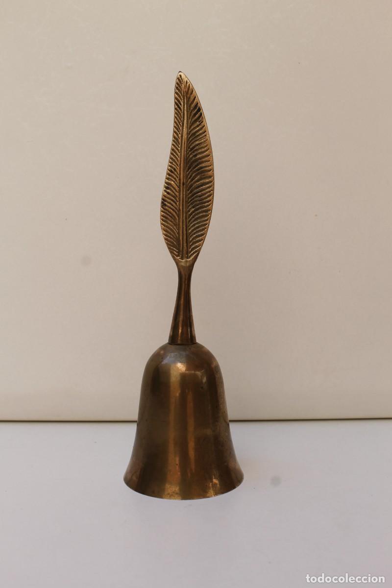 Antig&uuml;edades: CAMPANA LLAMADOR DE BRONCE CON MANGO DE PLUMA. - Foto 1