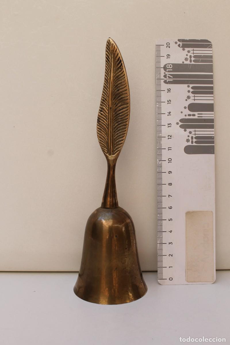 Antig&uuml;edades: CAMPANA LLAMADOR DE BRONCE CON MANGO DE PLUMA. - Foto 2