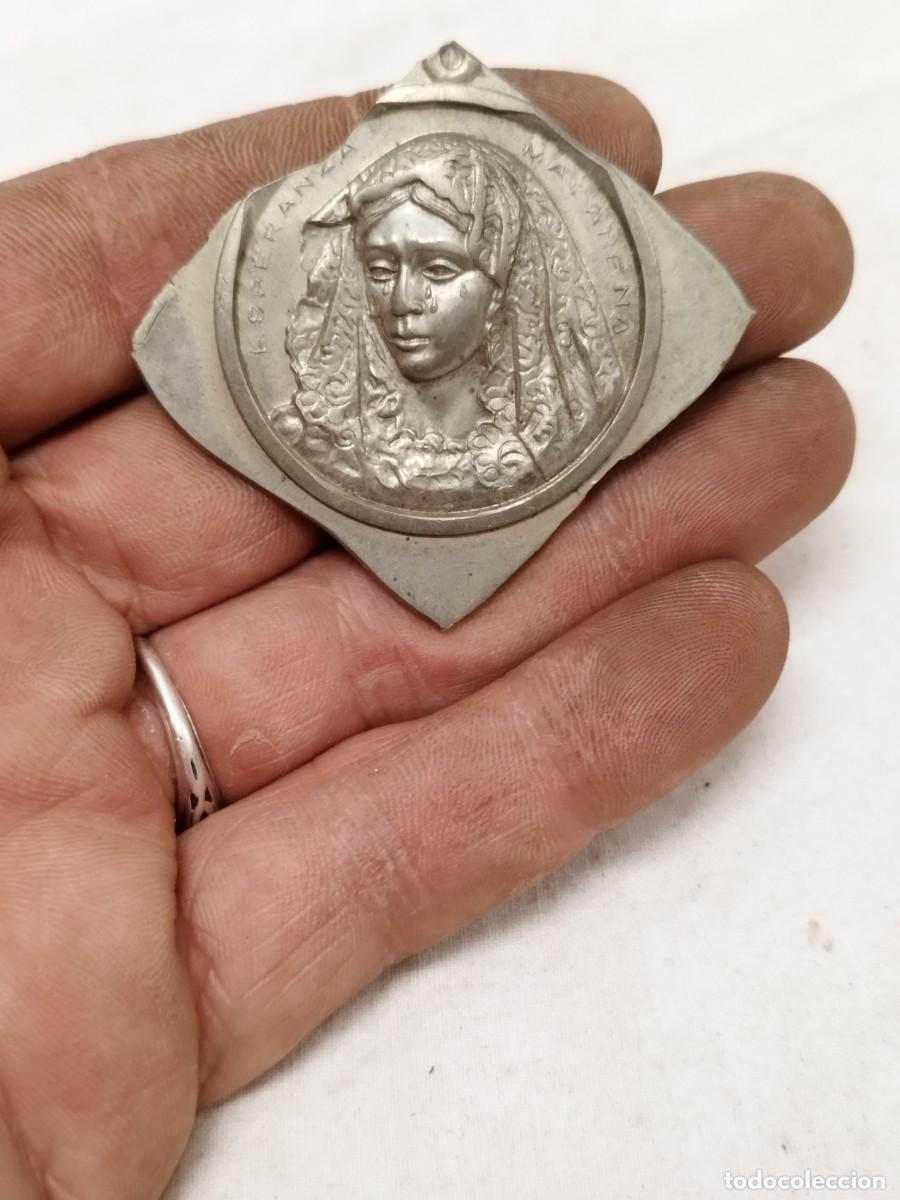 Antig&uuml;edades: Medalla de la virgen de la Macarena sin recortar. - Foto 1