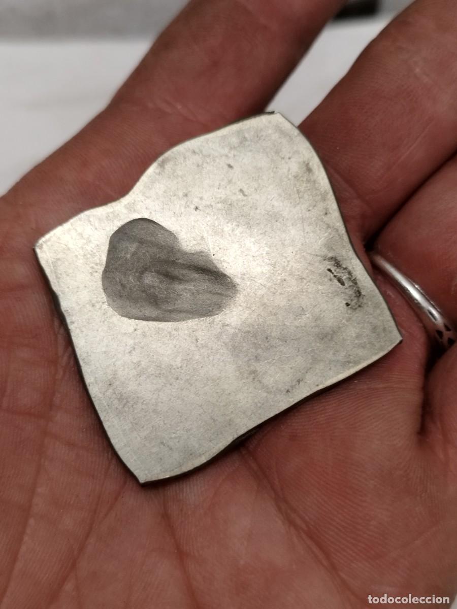 Antig&uuml;edades: Medalla de la virgen de la Macarena sin recortar. - Foto 3