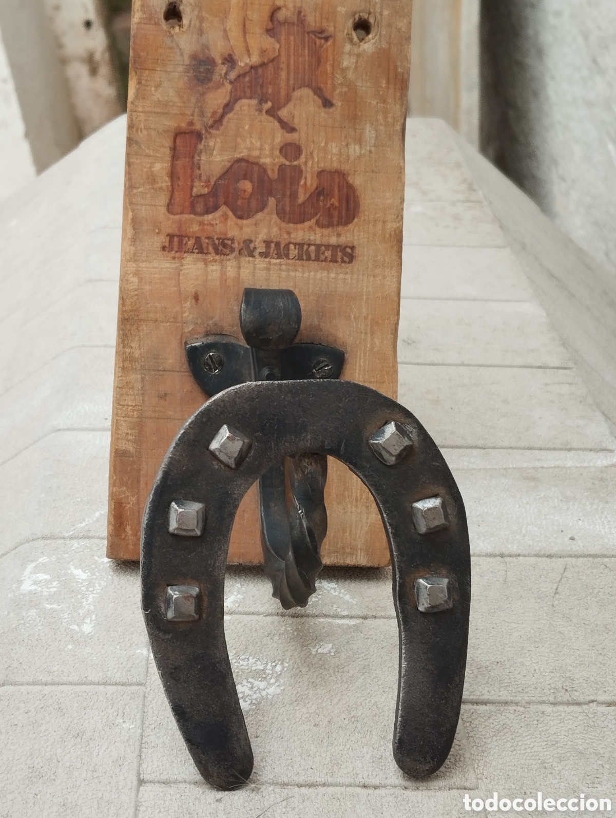 Antig&uuml;edades: Percha de pared , tejanos Lois - Foto 4