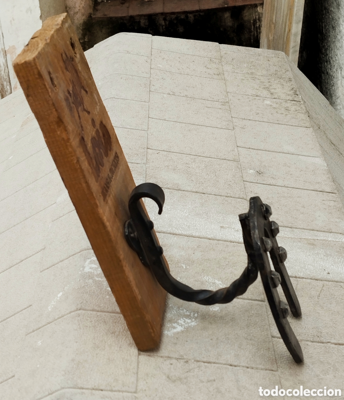 Antig&uuml;edades: Percha de pared , tejanos Lois - Foto 5