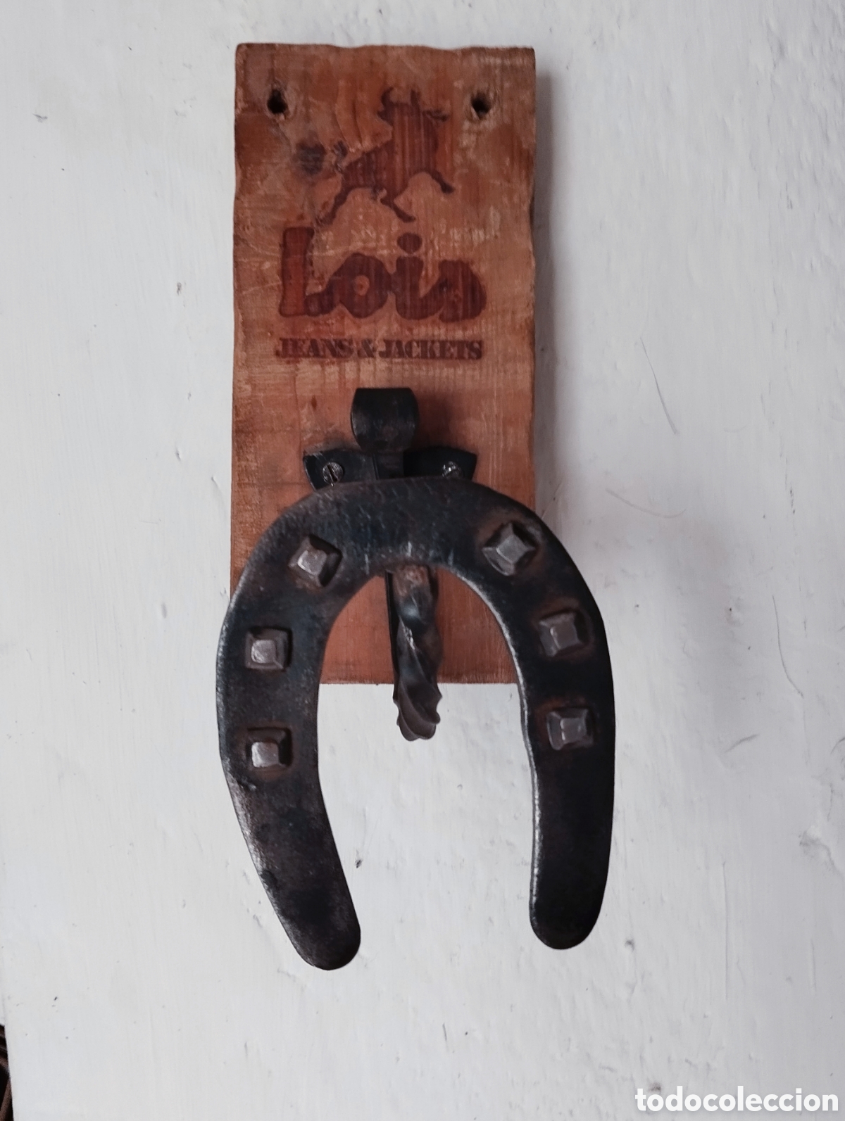 Antig&uuml;edades: Percha de pared , tejanos Lois - Foto 1