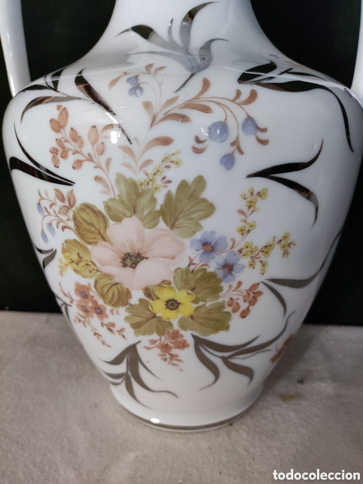 Antig&uuml;edades: Jarr&oacute;n de porcelana blanco decorado con marca de flor la base - Foto 2