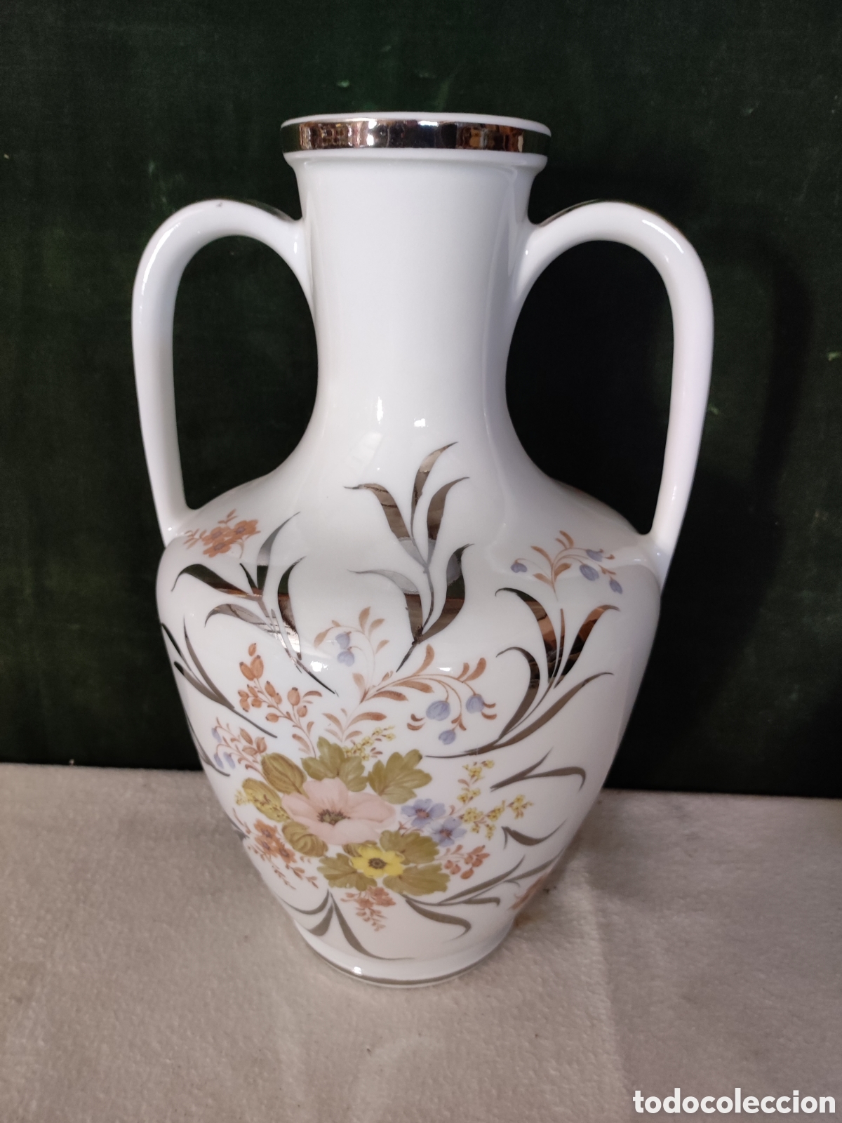Antig&uuml;edades: Jarr&oacute;n de porcelana blanco decorado con marca de flor la base - Foto 3