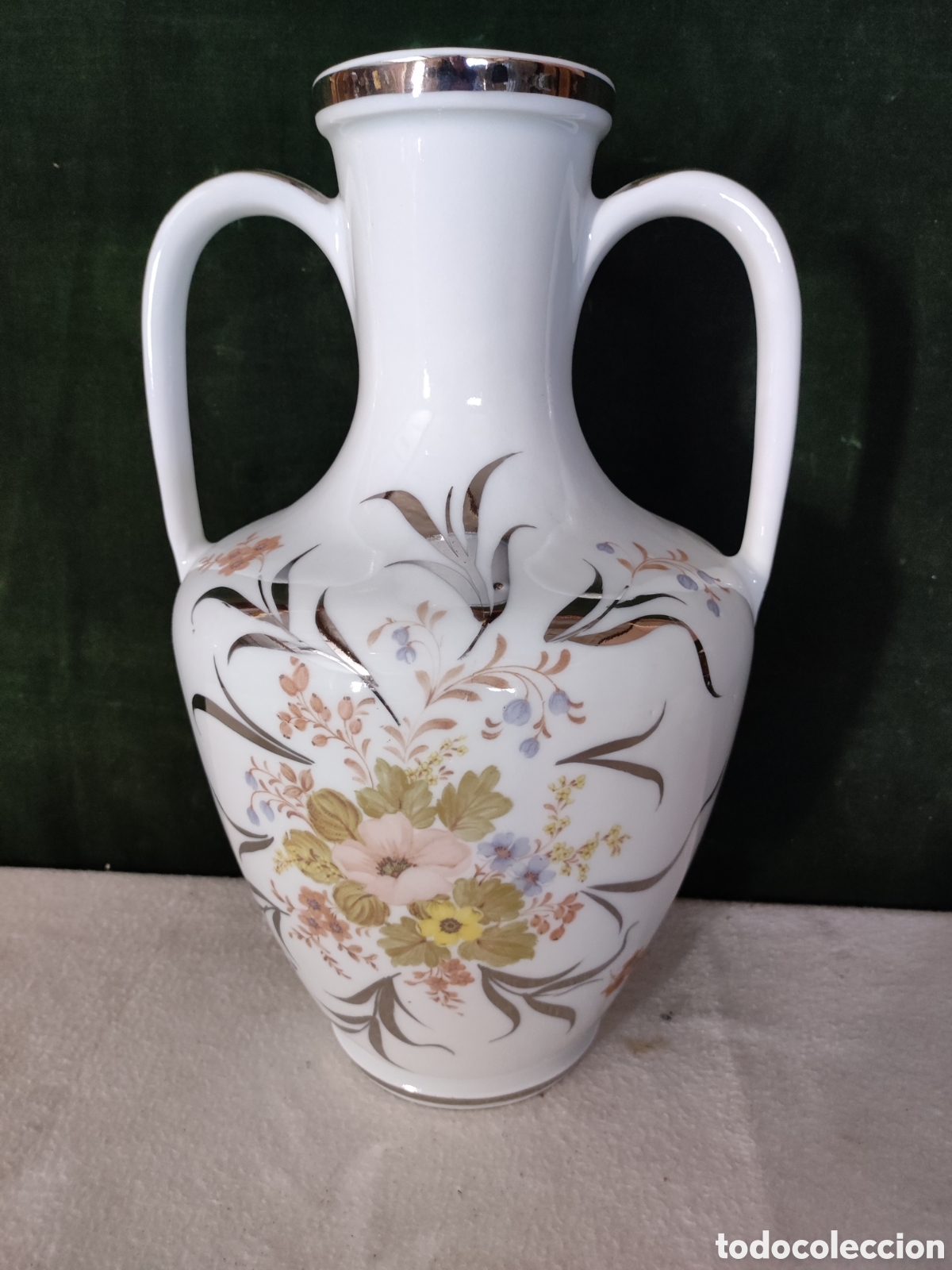 Antig&uuml;edades: Jarr&oacute;n de porcelana blanco decorado con marca de flor la base - Foto 1