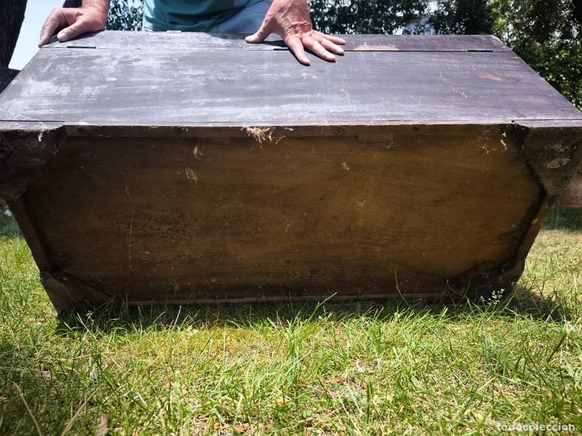 Antig&uuml;edades: Arc&oacute;n/ ba&uacute;l de madera maciza tallado a mano. - Foto 3
