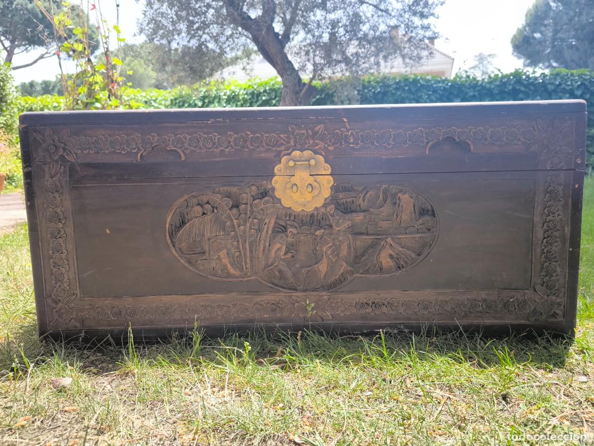 Antig&uuml;edades: Arc&oacute;n/ ba&uacute;l de madera maciza tallado a mano. - Foto 1