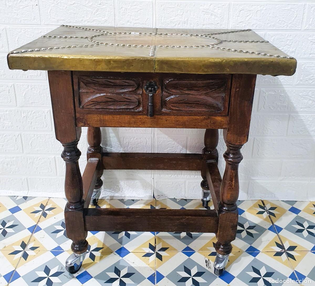 Antig&uuml;edades: Mesa auxiliar con tapa de lat&oacute;n - Foto 1