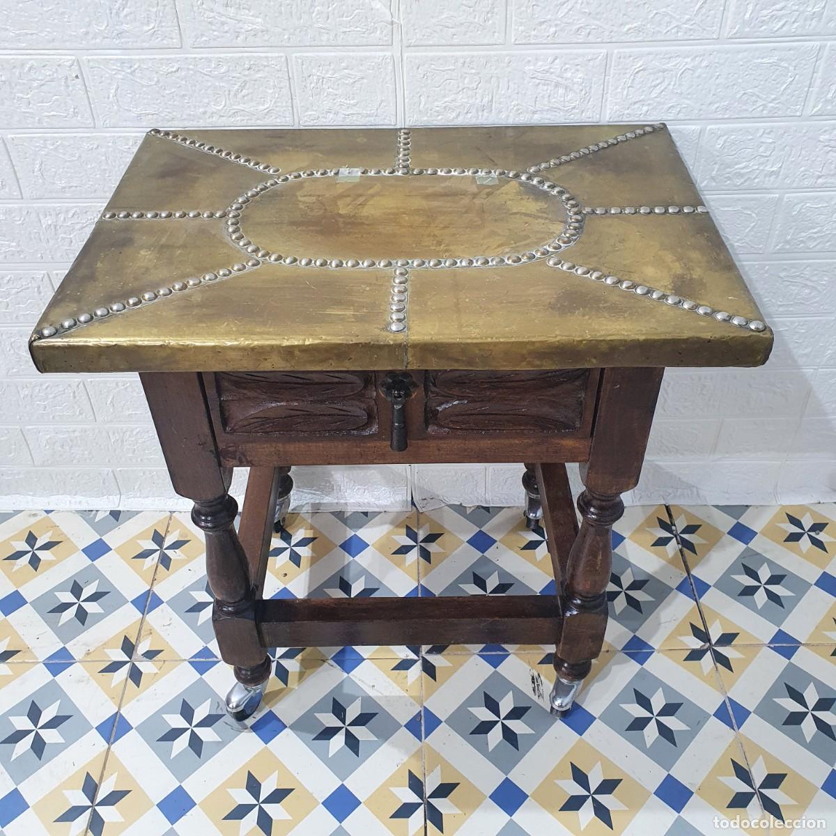 Antig&uuml;edades: Mesa auxiliar con tapa de lat&oacute;n - Foto 2