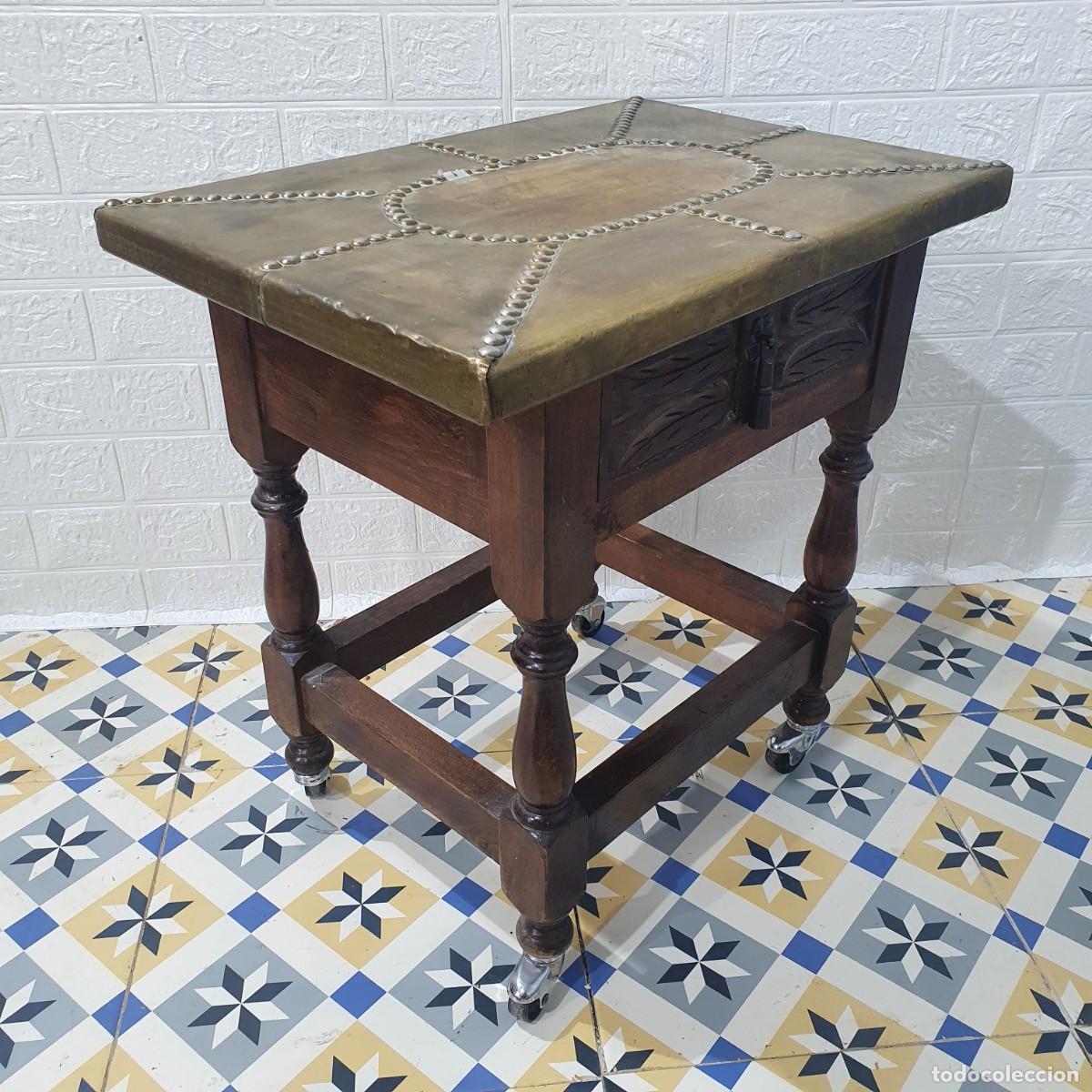 Antig&uuml;edades: Mesa auxiliar con tapa de lat&oacute;n - Foto 3