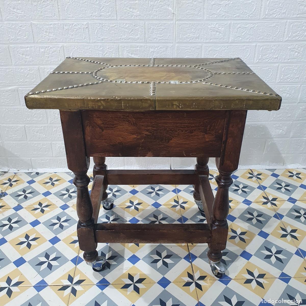 Antig&uuml;edades: Mesa auxiliar con tapa de lat&oacute;n - Foto 4