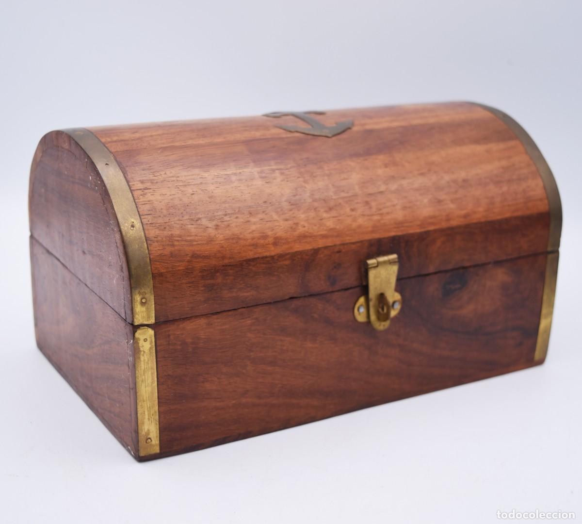 Antig&uuml;edades: Caja de madera con remates de lat&oacute;n - Foto 2