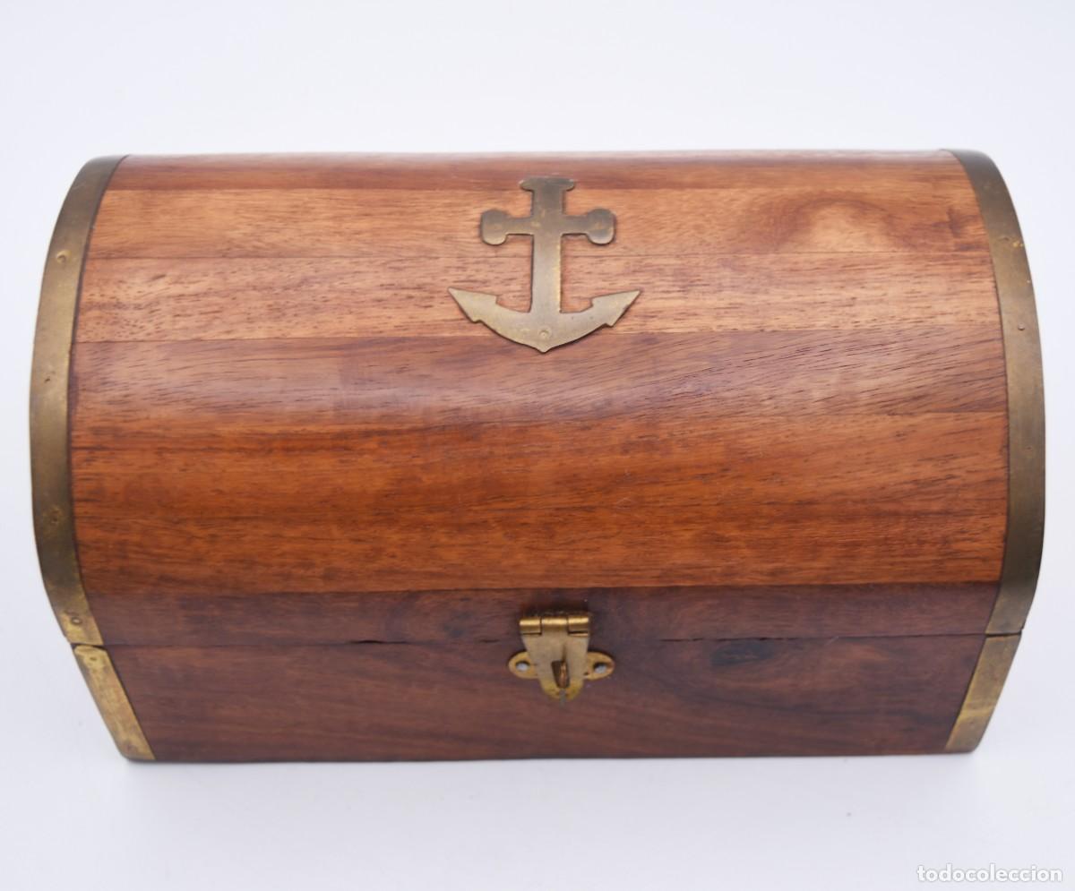 Antig&uuml;edades: Caja de madera con remates de lat&oacute;n - Foto 3