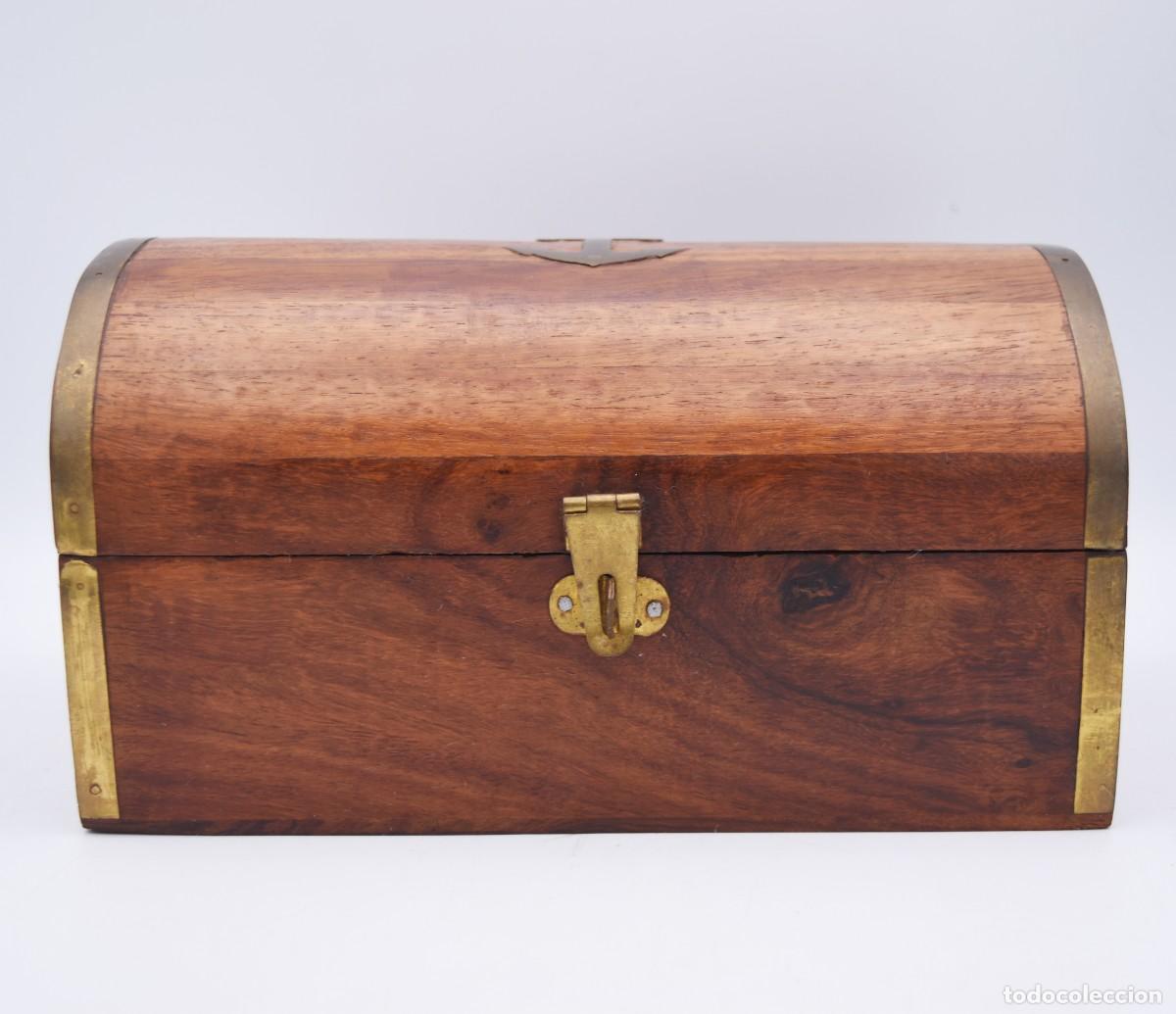 Antig&uuml;edades: Caja de madera con remates de lat&oacute;n - Foto 4