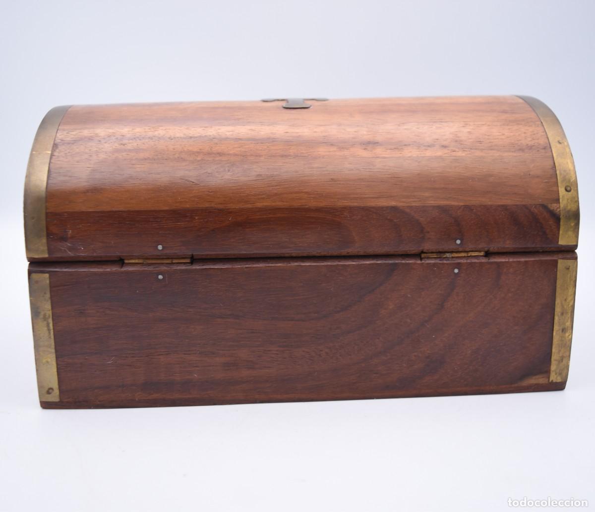 Antig&uuml;edades: Caja de madera con remates de lat&oacute;n - Foto 6