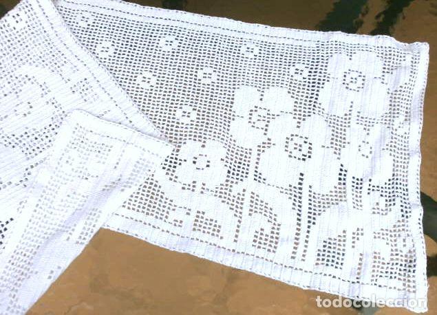 Antig&uuml;edades: Tapete rectangular 1x0,35 m - Ganchillo a mano. Blanco- Procedencia Soria - Foto 1