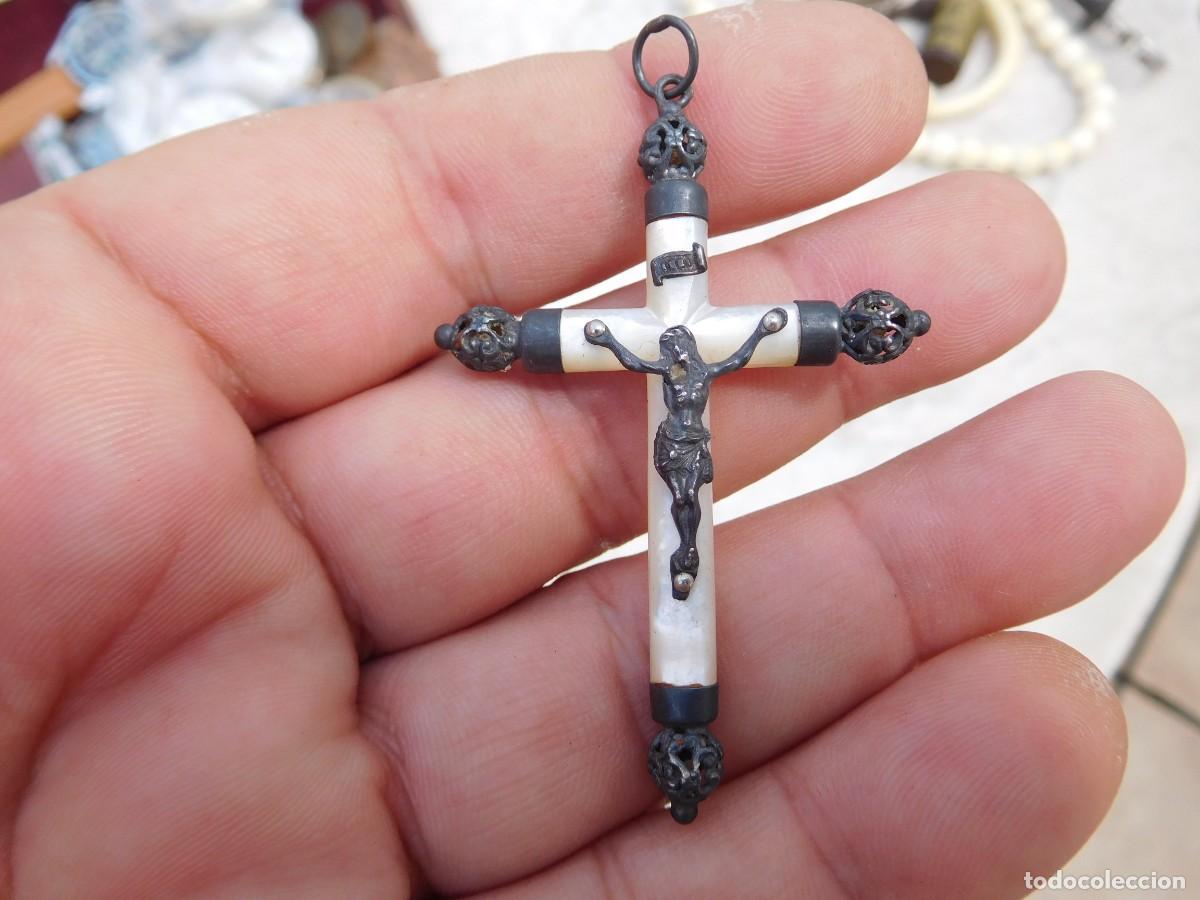 Antig&uuml;edades: Crucifijo antiguo de plata y n&aacute;car - Foto 1