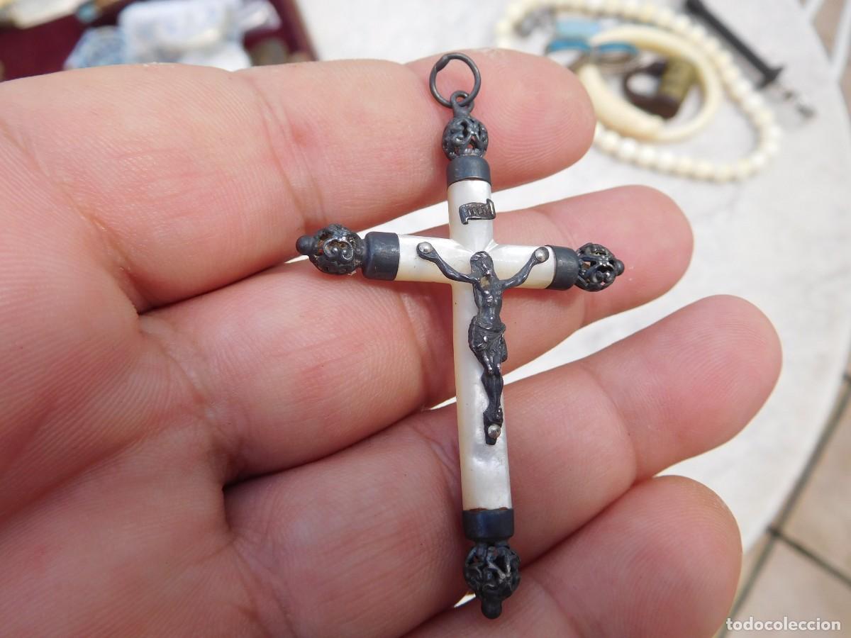 Antig&uuml;edades: Crucifijo antiguo de plata y n&aacute;car - Foto 3