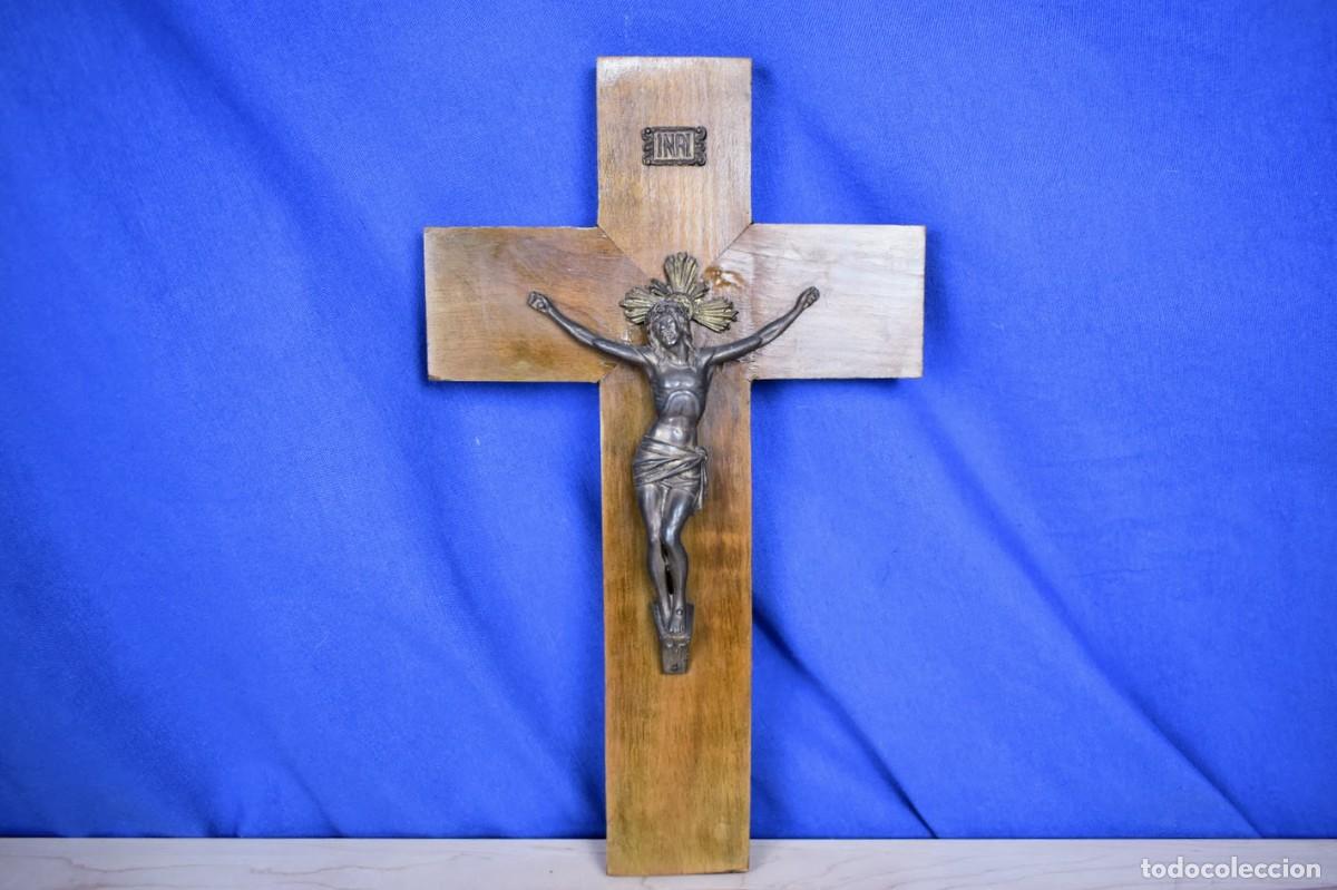 Antig&uuml;edades: Antiguo crucifijo en madera y bronce - Foto 1