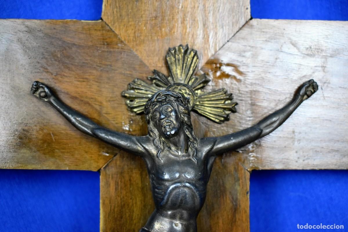 Antig&uuml;edades: Antiguo crucifijo en madera y bronce - Foto 2