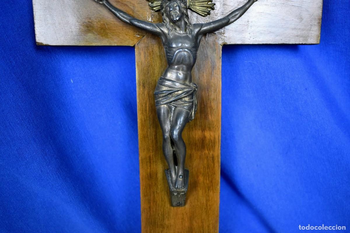 Antig&uuml;edades: Antiguo crucifijo en madera y bronce - Foto 3