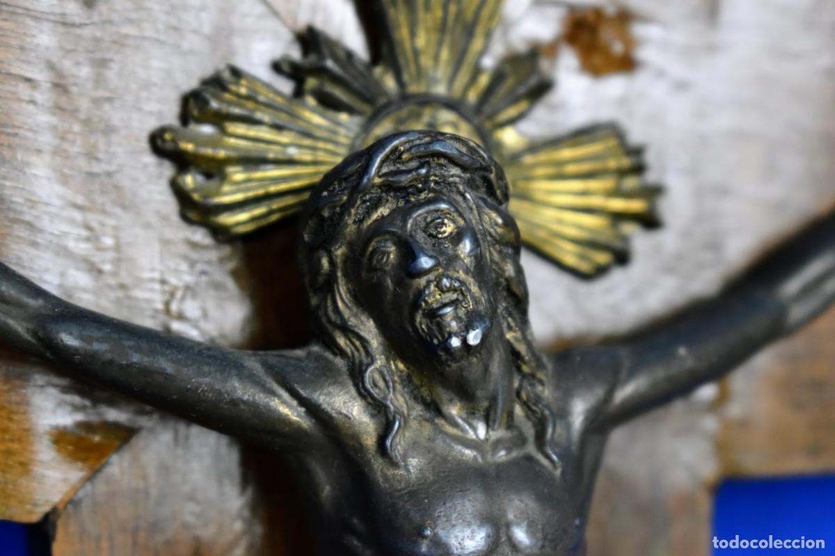 Antig&uuml;edades: Antiguo crucifijo en madera y bronce - Foto 5