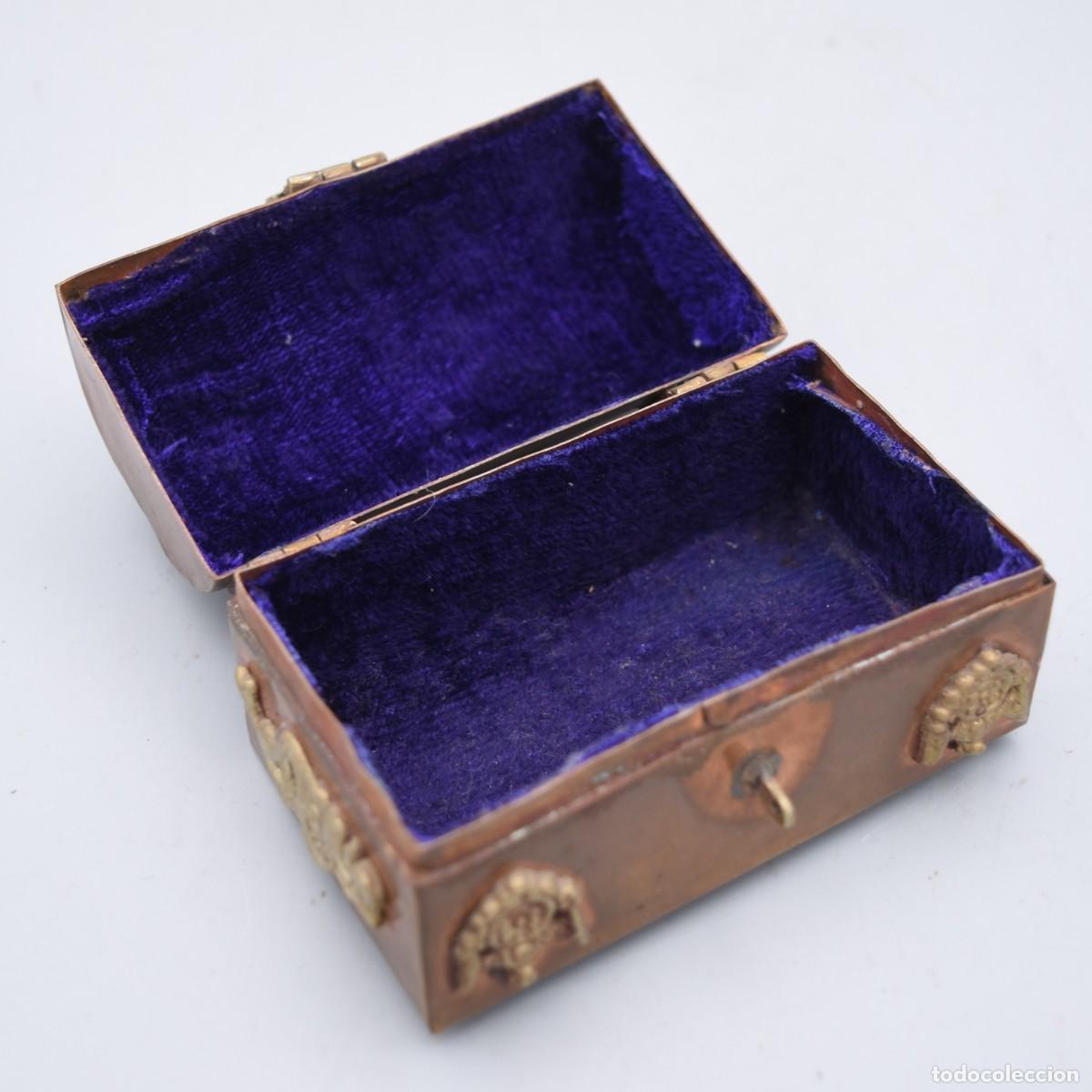 Antig&uuml;edades: Caja antigua de lat&oacute;n - Foto 3