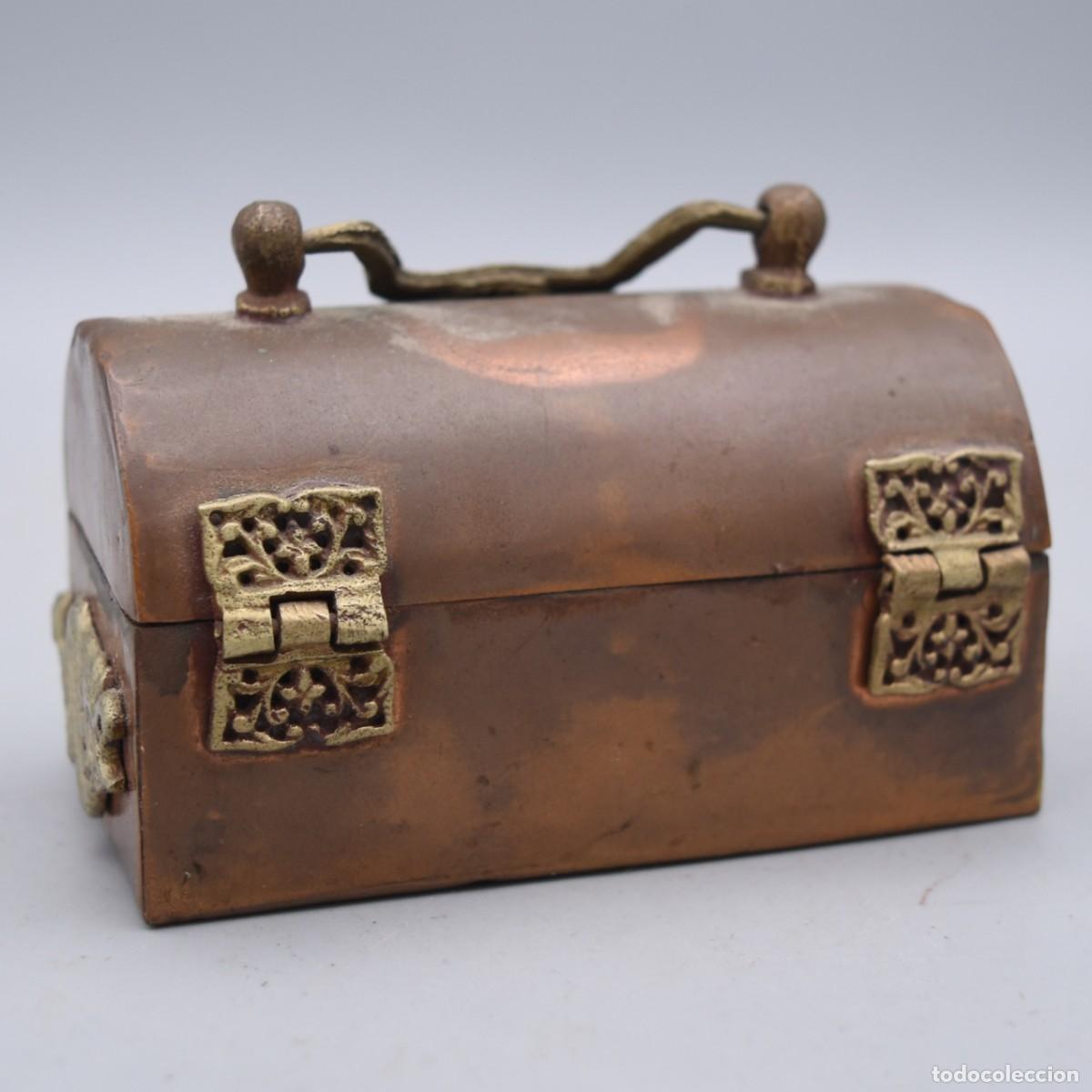 Antig&uuml;edades: Caja antigua de lat&oacute;n - Foto 4