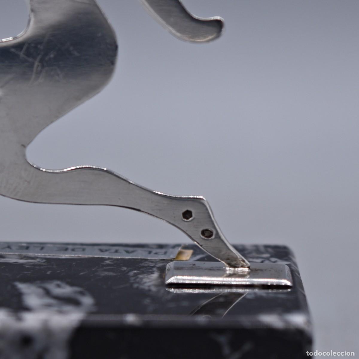 Antig&uuml;edades: Figura de plata sobre m&aacute;rmol - Foto 3