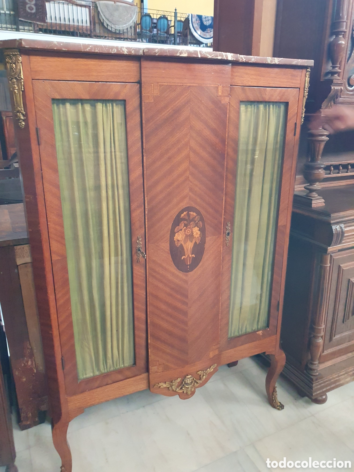 Antig&uuml;edades: Vitrina de los 1930 en maequeteria - Foto 1