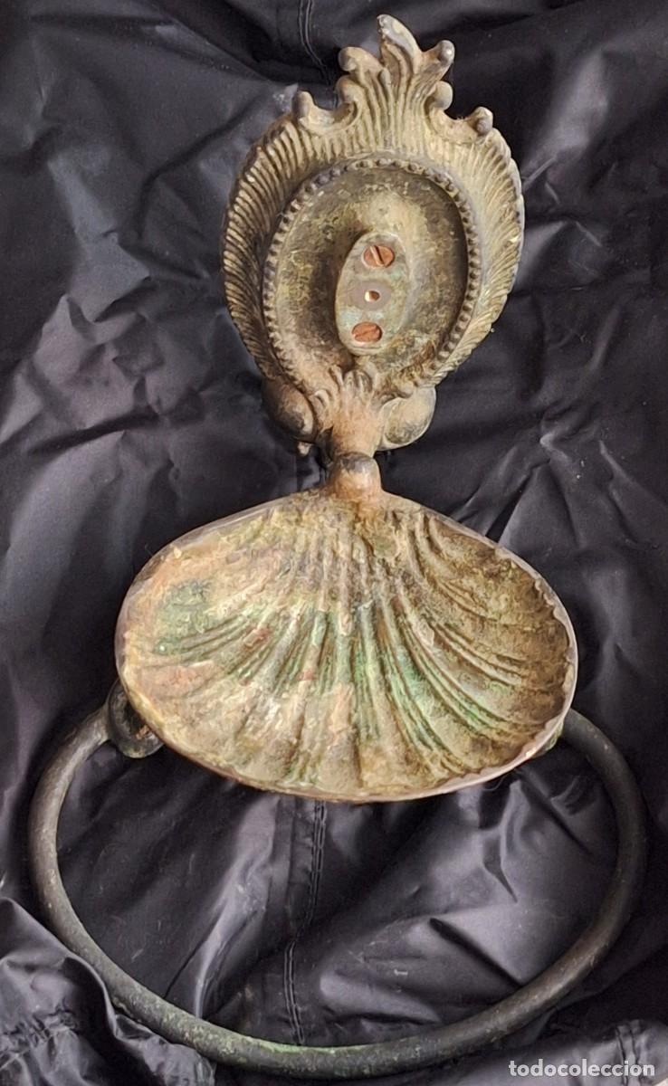 Antig&uuml;edades: ANTIGUO TOALLERO CON JABONERA EN FORMA DE CONCHA, POSIBLEMENTE DE BRONCE