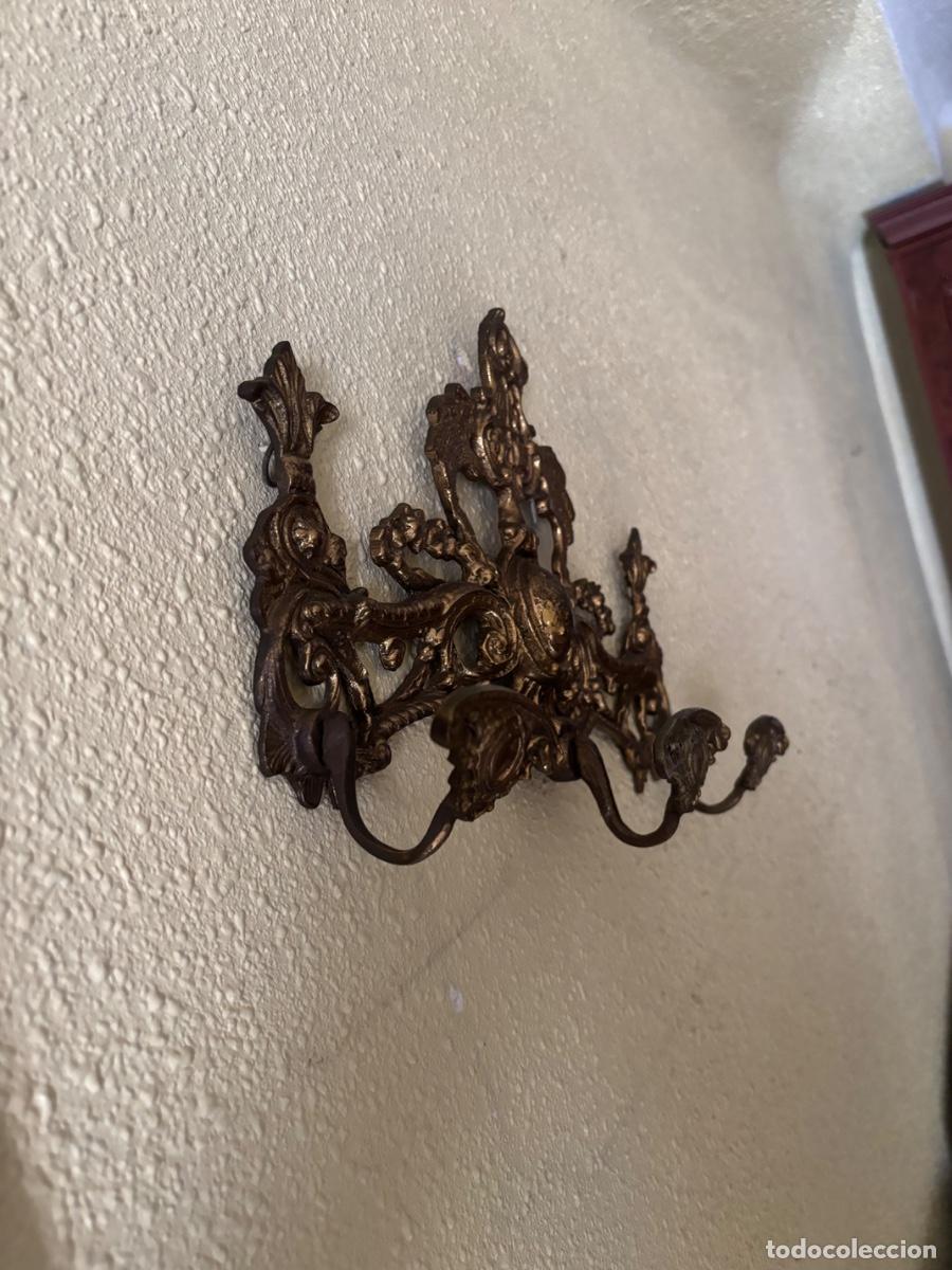 Antig&uuml;edades: Antigua percha de bronce - Foto 2