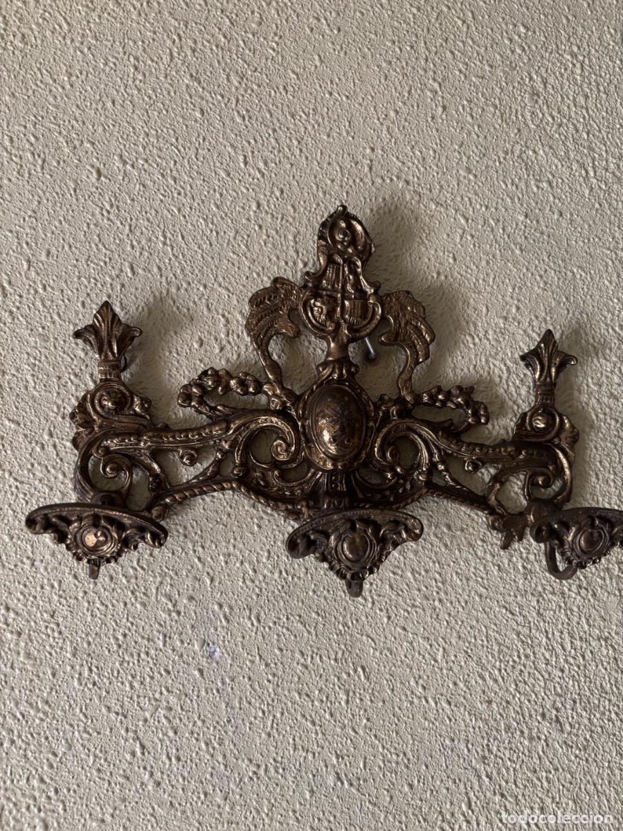 Antig&uuml;edades: Antigua percha de bronce - Foto 3