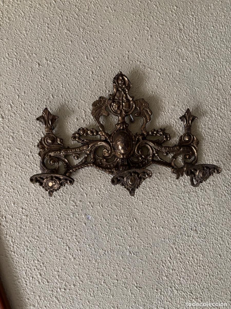 Antig&uuml;edades: Antigua percha de bronce - Foto 4