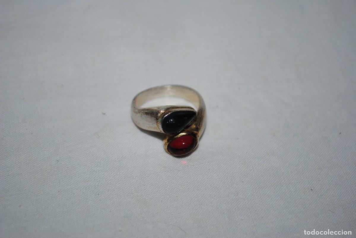 Antig&uuml;edades: ANILLO DE PLATA CON PERLAS AZUL Y ROJA . - Foto 1