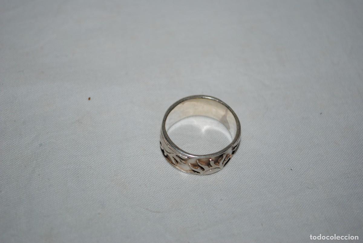 Antig&uuml;edades: ANILLO DE PLATA CON FIGURAS DE SOLES . - Foto 2