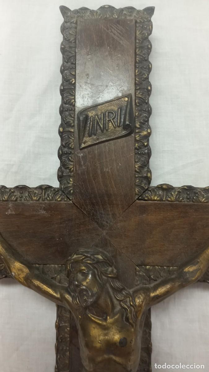 Antig&uuml;edades: Crucifijo bronce y madera tallada - Foto 2