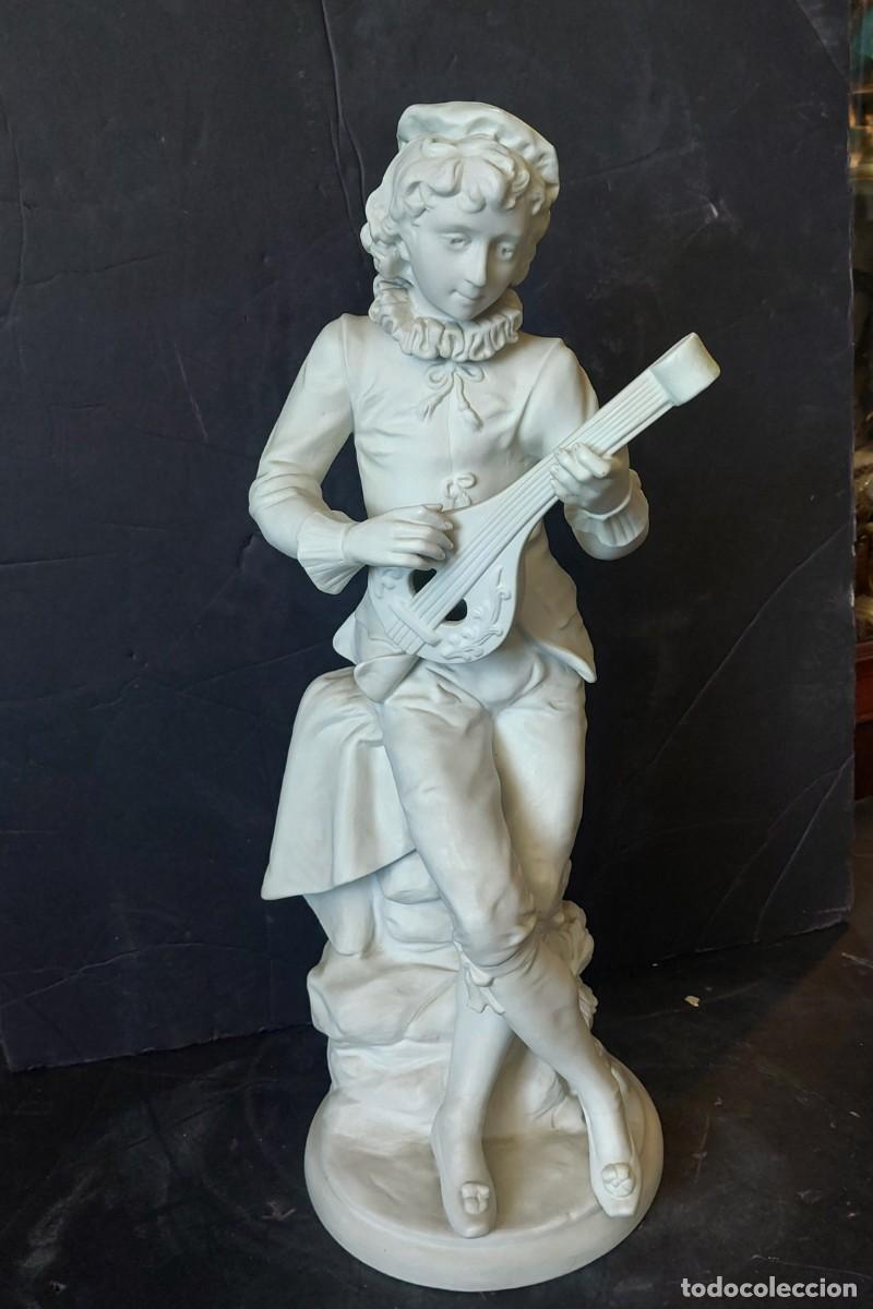 Antig&uuml;edades: Joven tocando la mandolina Figura de biscuit - Foto 1