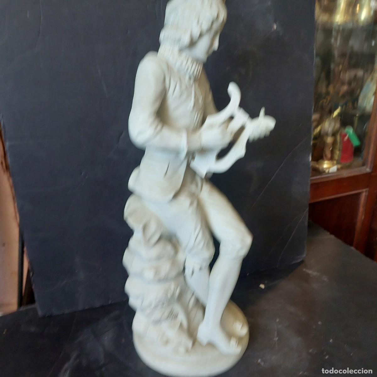 Antig&uuml;edades: Joven tocando la lira Gran figura de biscuit - Foto 1