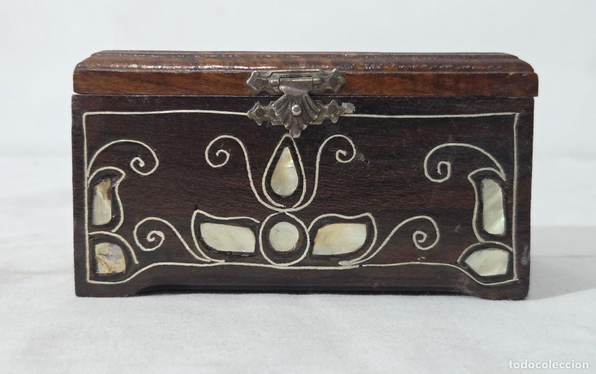 Antig&uuml;edades: Caja de madera con incrustaciones de nacar - Foto 1