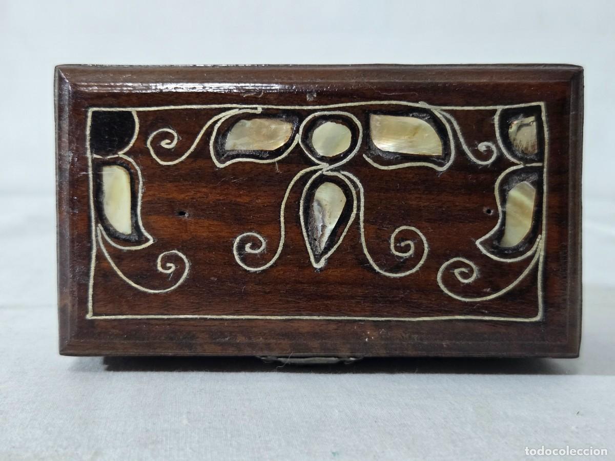 Antig&uuml;edades: Caja de madera con incrustaciones de nacar - Foto 7